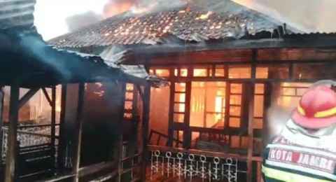 Empat Rumah di Tanjung Raden Terbakar, Dua Warga Dilarikan ke Rumah Sakit